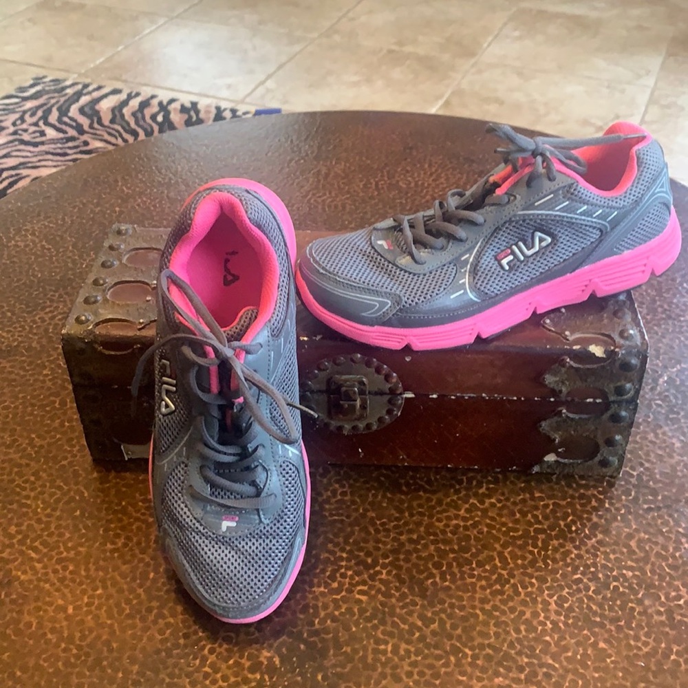 Authentic Fila sport pink and grey tennis shoes 👟!